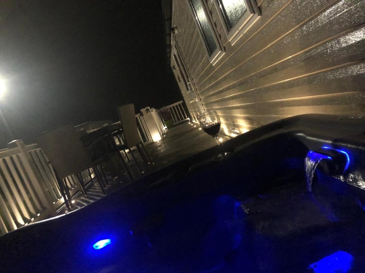 Luxury Hot Tub Retreat Villa แททเทอร์ชอล ภายนอก รูปภาพ